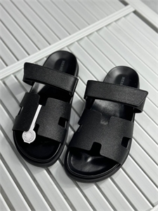 {{productViewItem.photos[photoViewList.activeNavIndex].Alt || productViewItem.photos[photoViewList.activeNavIndex].Description || 'Тапочки HERMES'}}