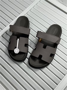 {{productViewItem.photos[photoViewList.activeNavIndex].Alt || productViewItem.photos[photoViewList.activeNavIndex].Description || 'Тапочки HERMES'}}
