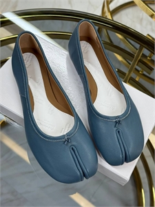 {{productViewItem.photos[photoViewList.activeNavIndex].Alt || productViewItem.photos[photoViewList.activeNavIndex].Description || 'Балетки MAISON MARGIELLA'}}
