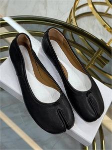 {{productViewItem.photos[photoViewList.activeNavIndex].Alt || productViewItem.photos[photoViewList.activeNavIndex].Description || 'Балетки MAISON MARGIELLA'}}