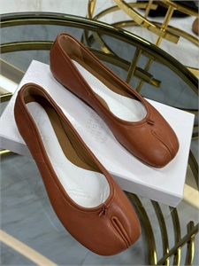 {{productViewItem.photos[photoViewList.activeNavIndex].Alt || productViewItem.photos[photoViewList.activeNavIndex].Description || 'Балетки MAISON MARGIELLA'}}