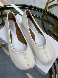 {{productViewItem.photos[photoViewList.activeNavIndex].Alt || productViewItem.photos[photoViewList.activeNavIndex].Description || 'Балетки MAISON MARGIELLA'}}