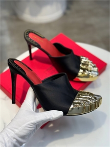 {{productViewItem.photos[photoViewList.activeNavIndex].Alt || productViewItem.photos[photoViewList.activeNavIndex].Description || 'Туфли Schiaparelli'}}