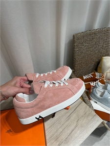 {{productViewItem.photos[photoViewList.activeNavIndex].Alt || productViewItem.photos[photoViewList.activeNavIndex].Description || 'Кроссовки HERMES'}}