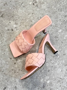 {{productViewItem.photos[photoViewList.activeNavIndex].Alt || productViewItem.photos[photoViewList.activeNavIndex].Description || 'Босоножки BOTTEGA VENETA'}}