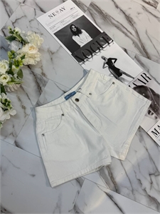 {{productViewItem.photos[photoViewList.activeNavIndex].Alt || productViewItem.photos[photoViewList.activeNavIndex].Description || 'Шорты PRADA'}}