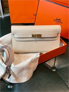 {{productViewItem.photos[photoViewList.activeNavIndex].Alt || productViewItem.photos[photoViewList.activeNavIndex].Description || 'Сумка HERMES'}}