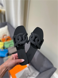 {{productViewItem.photos[photoViewList.activeNavIndex].Alt || productViewItem.photos[photoViewList.activeNavIndex].Description || 'Тапочки HERMES'}}
