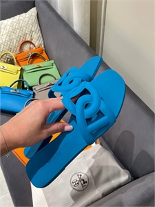 {{productViewItem.photos[photoViewList.activeNavIndex].Alt || productViewItem.photos[photoViewList.activeNavIndex].Description || 'Тапочки HERMES'}}