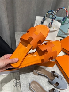 {{productViewItem.photos[photoViewList.activeNavIndex].Alt || productViewItem.photos[photoViewList.activeNavIndex].Description || 'Тапочки HERMES'}}