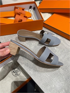 {{productViewItem.photos[photoViewList.activeNavIndex].Alt || productViewItem.photos[photoViewList.activeNavIndex].Description || 'Тапочки HERMES'}}