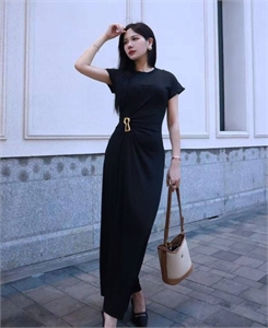 {{productViewItem.photos[photoViewList.activeNavIndex].Alt || productViewItem.photos[photoViewList.activeNavIndex].Description || 'Платье Schiaparelli'}}