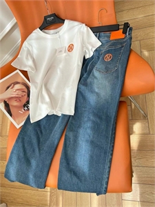 {{productViewItem.photos[photoViewList.activeNavIndex].Alt || productViewItem.photos[photoViewList.activeNavIndex].Description || 'Джинсы HERMES'}}