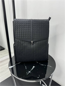 {{productViewItem.photos[photoViewList.activeNavIndex].Alt || productViewItem.photos[photoViewList.activeNavIndex].Description || 'Рюкзак BV'}}