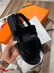{{productViewItem.photos[photoViewList.activeNavIndex].Alt || productViewItem.photos[photoViewList.activeNavIndex].Description || 'Тапочки HERMES'}}