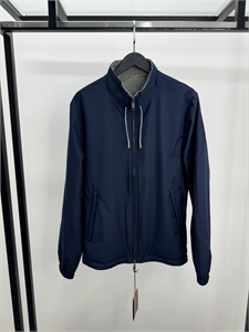 {{productViewItem.photos[photoViewList.activeNavIndex].Alt || productViewItem.photos[photoViewList.activeNavIndex].Description || 'Двусторонняя куртка ZEGNA'}}