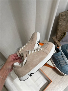 {{productViewItem.photos[photoViewList.activeNavIndex].Alt || productViewItem.photos[photoViewList.activeNavIndex].Description || 'Кроссовки HERMES'}}
