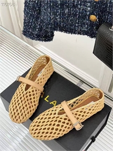 {{productViewItem.photos[photoViewList.activeNavIndex].Alt || productViewItem.photos[photoViewList.activeNavIndex].Description || 'Балетки MIU MIU'}}