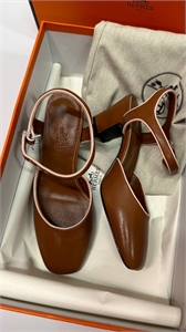 {{productViewItem.photos[photoViewList.activeNavIndex].Alt || productViewItem.photos[photoViewList.activeNavIndex].Description || 'Туфли HERMES'}}