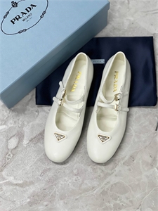 {{productViewItem.photos[photoViewList.activeNavIndex].Alt || productViewItem.photos[photoViewList.activeNavIndex].Description || 'Балетки PRADA'}}