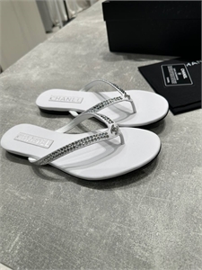 {{productViewItem.photos[photoViewList.activeNavIndex].Alt || productViewItem.photos[photoViewList.activeNavIndex].Description || 'Сланцы CHANEL'}}