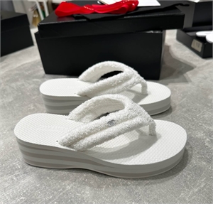 {{productViewItem.photos[photoViewList.activeNavIndex].Alt || productViewItem.photos[photoViewList.activeNavIndex].Description || 'Сланцы CHANEL'}}