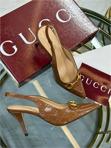 {{productViewItem.photos[photoViewList.activeNavIndex].Alt || productViewItem.photos[photoViewList.activeNavIndex].Description || 'Туфли GUCCI'}}