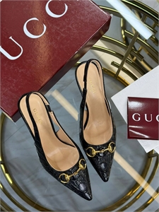 {{productViewItem.photos[photoViewList.activeNavIndex].Alt || productViewItem.photos[photoViewList.activeNavIndex].Description || 'Туфли GUCCI'}}