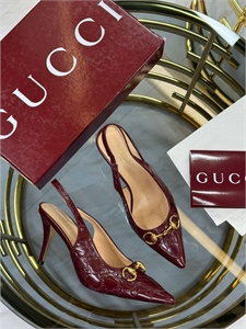 {{productViewItem.photos[photoViewList.activeNavIndex].Alt || productViewItem.photos[photoViewList.activeNavIndex].Description || 'Туфли GUCCI'}}
