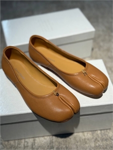 {{productViewItem.photos[photoViewList.activeNavIndex].Alt || productViewItem.photos[photoViewList.activeNavIndex].Description || 'Балетки MAISON MARGIELA'}}