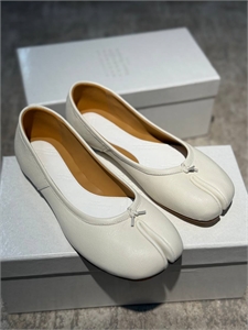 {{productViewItem.photos[photoViewList.activeNavIndex].Alt || productViewItem.photos[photoViewList.activeNavIndex].Description || 'Балетки MAISON MARGIELA'}}