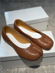 {{productViewItem.photos[photoViewList.activeNavIndex].Alt || productViewItem.photos[photoViewList.activeNavIndex].Description || 'Балетки MAISON MARGIELA'}}