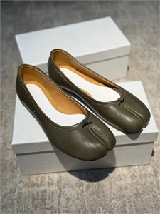 {{productViewItem.photos[photoViewList.activeNavIndex].Alt || productViewItem.photos[photoViewList.activeNavIndex].Description || 'Балетки MAISON MARGIELA'}}