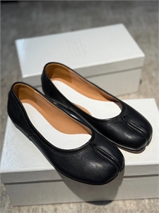 {{productViewItem.photos[photoViewList.activeNavIndex].Alt || productViewItem.photos[photoViewList.activeNavIndex].Description || 'Балетки MAISON MARGIELA'}}