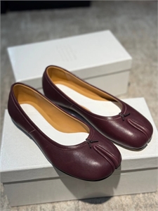 {{productViewItem.photos[photoViewList.activeNavIndex].Alt || productViewItem.photos[photoViewList.activeNavIndex].Description || 'Балетки MAISON MARGIELA'}}