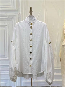 {{productViewItem.photos[photoViewList.activeNavIndex].Alt || productViewItem.photos[photoViewList.activeNavIndex].Description || 'Рубашка Schiaparelli'}}