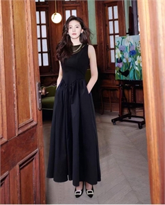 {{productViewItem.photos[photoViewList.activeNavIndex].Alt || productViewItem.photos[photoViewList.activeNavIndex].Description || 'Платье VALENTINO'}}