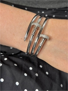 {{productViewItem.photos[photoViewList.activeNavIndex].Alt || productViewItem.photos[photoViewList.activeNavIndex].Description || 'Браслет CARTIER'}}