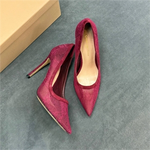 {{productViewItem.photos[photoViewList.activeNavIndex].Alt || productViewItem.photos[photoViewList.activeNavIndex].Description || 'Туфли GIANVITO ROSSI'}}