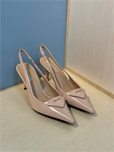 {{productViewItem.photos[photoViewList.activeNavIndex].Alt || productViewItem.photos[photoViewList.activeNavIndex].Description || 'Туфли PRADA'}}