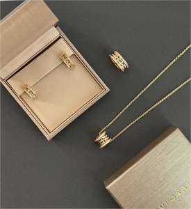 {{productViewItem.photos[photoViewList.activeNavIndex].Alt || productViewItem.photos[photoViewList.activeNavIndex].Description || 'Кулон BVLGARI'}}