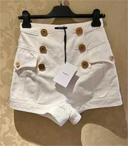 {{productViewItem.photos[photoViewList.activeNavIndex].Alt || productViewItem.photos[photoViewList.activeNavIndex].Description || 'Шорты BALMAIN'}}