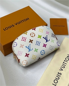 {{productViewItem.photos[photoViewList.activeNavIndex].Alt || productViewItem.photos[photoViewList.activeNavIndex].Description || 'Косметичка LOUIS VUITTON'}}