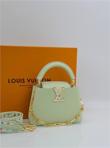{{productViewItem.photos[photoViewList.activeNavIndex].Alt || productViewItem.photos[photoViewList.activeNavIndex].Description || 'Сумка  LOUIS VUITTON'}}