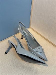 {{productViewItem.photos[photoViewList.activeNavIndex].Alt || productViewItem.photos[photoViewList.activeNavIndex].Description || 'Туфли PRADA'}}