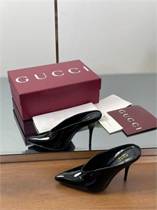 {{productViewItem.photos[photoViewList.activeNavIndex].Alt || productViewItem.photos[photoViewList.activeNavIndex].Description || 'Мюли GUCCI'}}