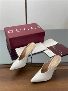 {{productViewItem.photos[photoViewList.activeNavIndex].Alt || productViewItem.photos[photoViewList.activeNavIndex].Description || 'Мюли GUCCI'}}