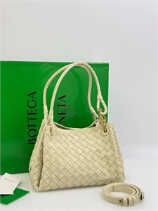 {{productViewItem.photos[photoViewList.activeNavIndex].Alt || productViewItem.photos[photoViewList.activeNavIndex].Description || 'Сумка BOTTEGA VENETA'}}
