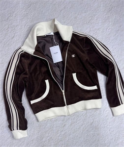 {{productViewItem.photos[photoViewList.activeNavIndex].Alt || productViewItem.photos[photoViewList.activeNavIndex].Description || 'Бомбер  CELINE'}}