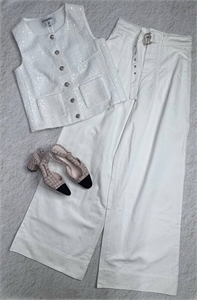 {{productViewItem.photos[photoViewList.activeNavIndex].Alt || productViewItem.photos[photoViewList.activeNavIndex].Description || 'Жилет CHANEL'}}